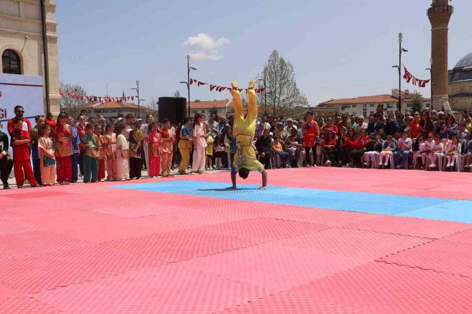 Sivas’ta Gençlik ve Spor Bayramı coşkuyla kutlandı