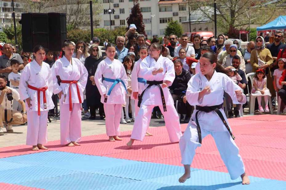 Sivas’ta Gençlik ve Spor Bayramı coşkuyla kutlandı