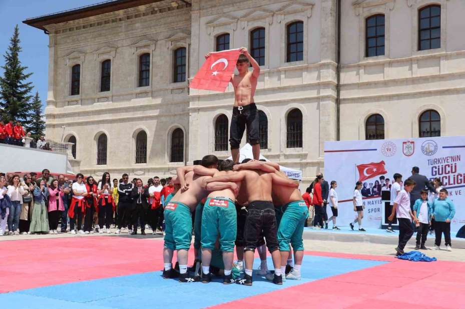 Sivas’ta Gençlik ve Spor Bayramı coşkuyla kutlandı