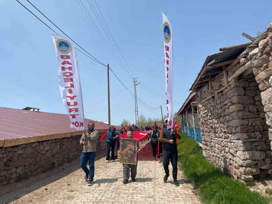 Köyde 24 metrelik Türk bayrağıyla yürüyüş gerçekleştirildi