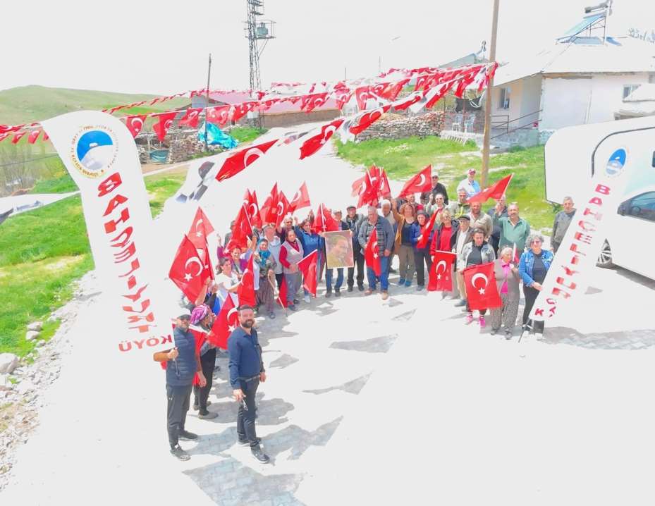 Köyde 24 metrelik Türk bayrağıyla yürüyüş gerçekleştirildi