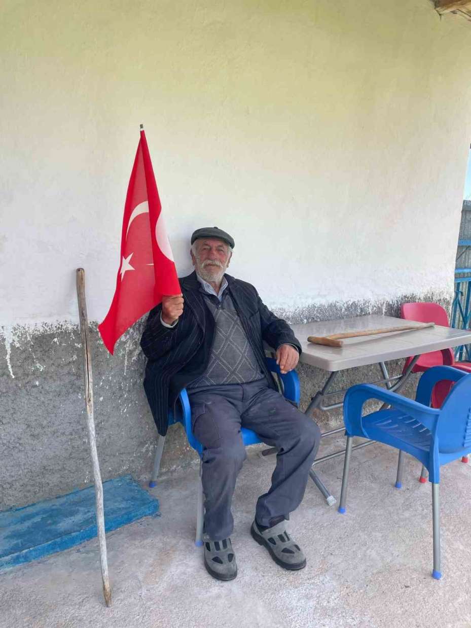 Köyde 24 metrelik Türk bayrağıyla yürüyüş gerçekleştirildi