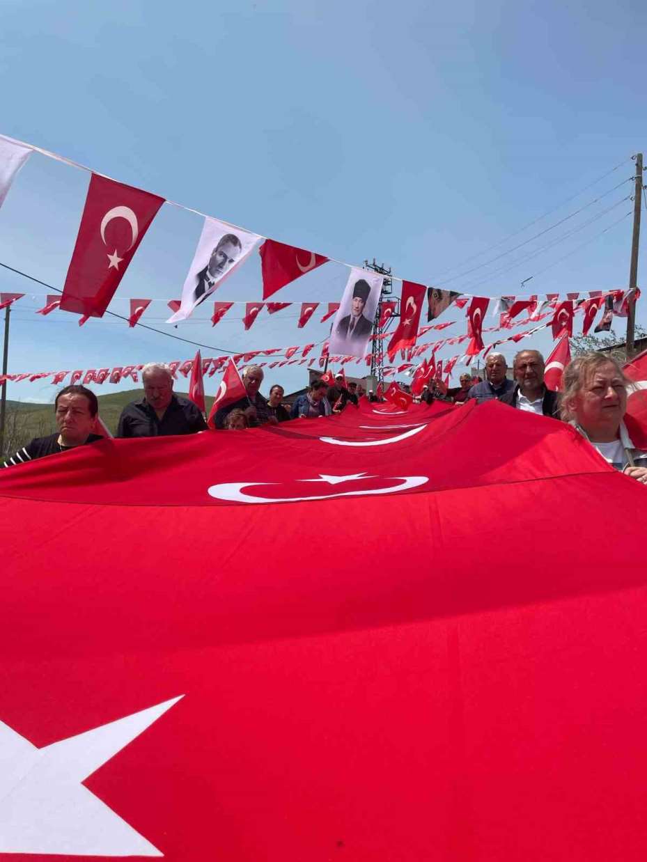 Köyde 24 metrelik Türk bayrağıyla yürüyüş gerçekleştirildi