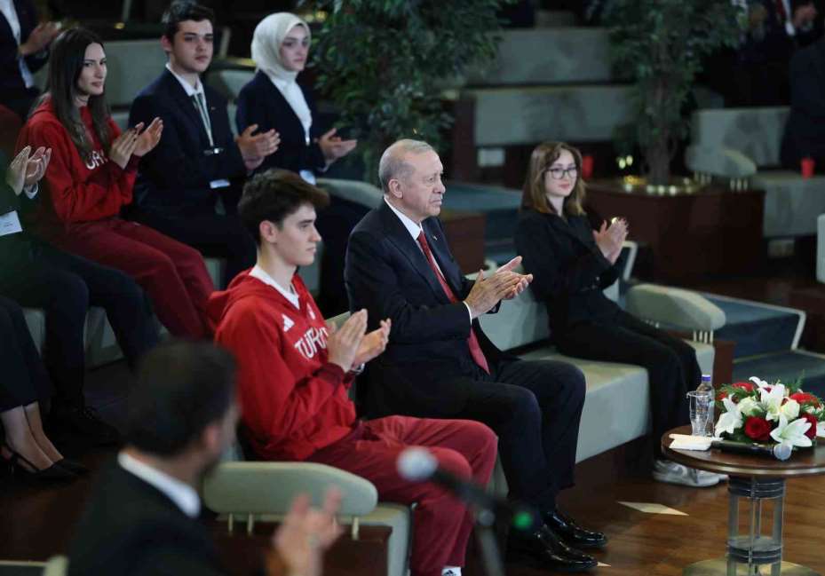 Cumhurbaşkanı Erdoğan: "Terörsüz Türkiye kavşağını inşallah suhuletle döndükten sonra Türkiye Yüzyılı menziline çok daha hızlı ulaşacağız"