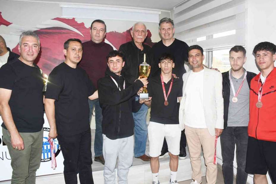Kayseri Süper U-18 Ligi şampiyonları kupalarını aldı