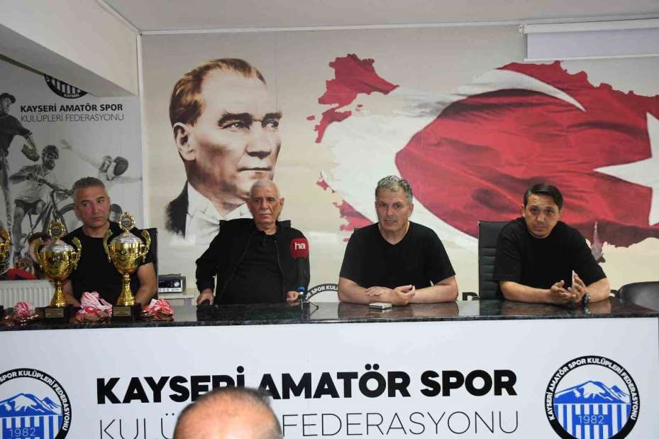 Kayseri Süper U-18 Ligi şampiyonları kupalarını aldı