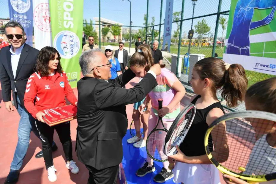 Başkan Büyükkılıç, Karma resim Sergisi’nde gençlerle buluştu