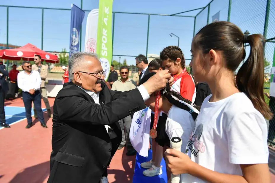 Başkan Büyükkılıç, Karma resim Sergisi’nde gençlerle buluştu