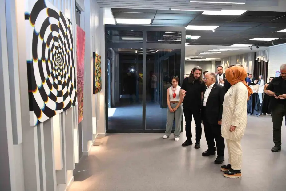 Başkan Büyükkılıç, Karma resim Sergisi’nde gençlerle buluştu