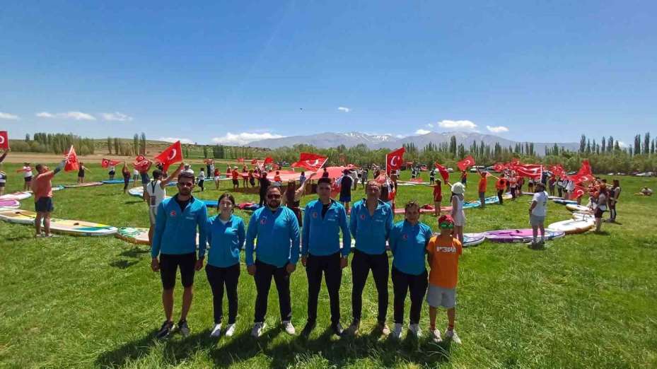 Mavi ile yeşilin buluştuğu Zamantı Irmağı’nda kürek çektiler