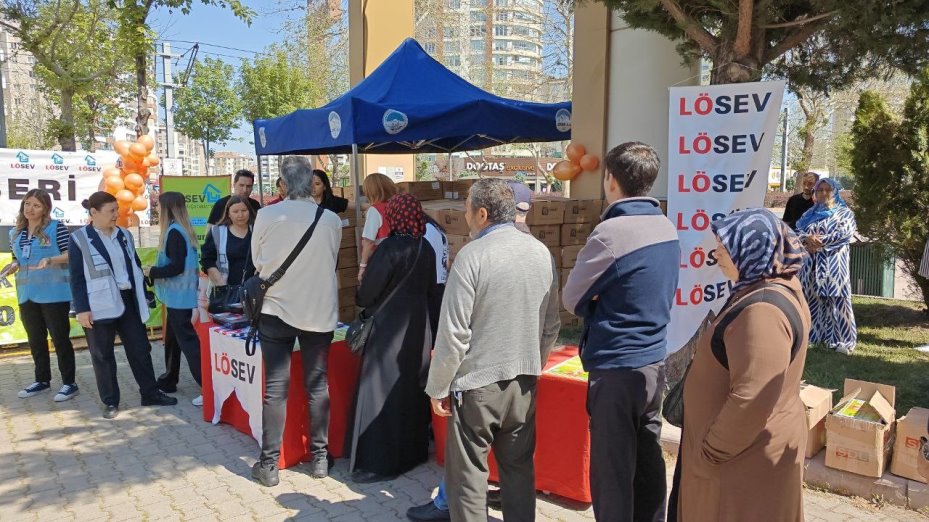 LÖSEV’den 250 aileye et dağıtımı