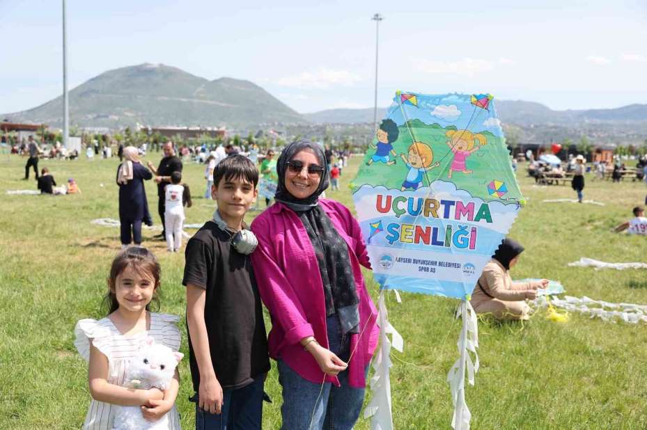 Büyükşehir, baharın renklerini uçurtmalarla gökyüzüne yansıttı