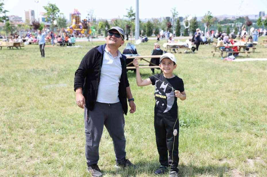 Büyükşehir, baharın renklerini uçurtmalarla gökyüzüne yansıttı