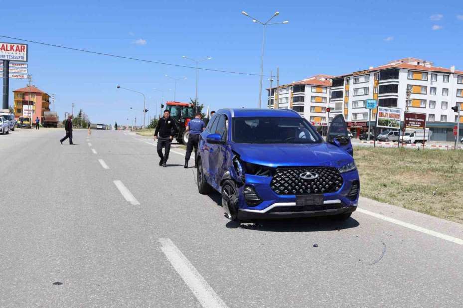 Saraykent’te traktörle otomobil çarpıştı: 3 yaralı
