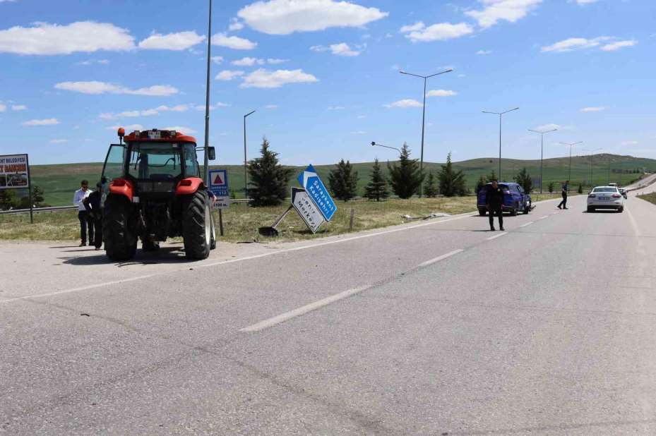 Saraykent’te traktörle otomobil çarpıştı: 3 yaralı