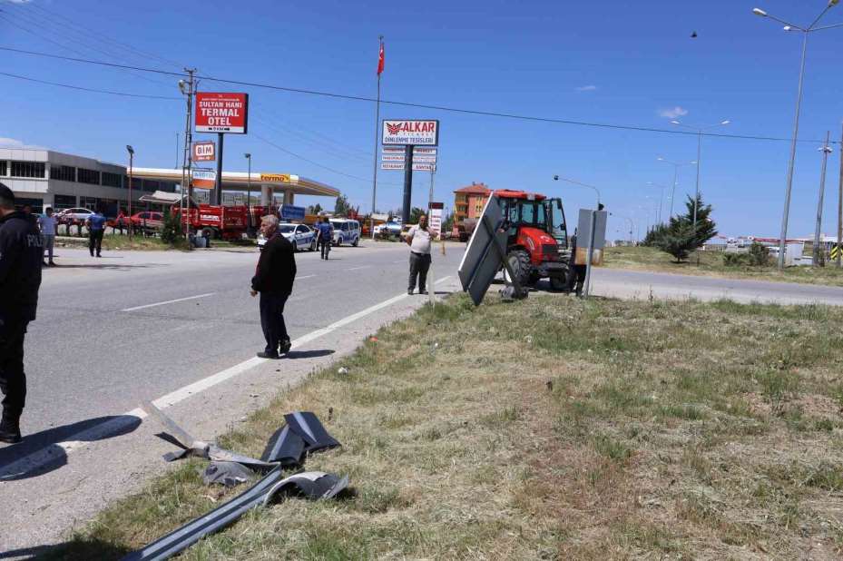 Saraykent’te traktörle otomobil çarpıştı: 3 yaralı