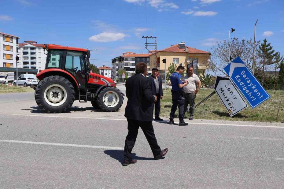 Saraykent’te traktörle otomobil çarpıştı: 3 yaralı
