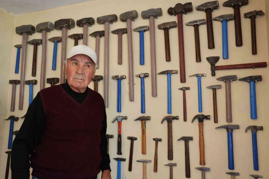 Dedesinden kalan eşyalardan koleksiyon oluşturdu