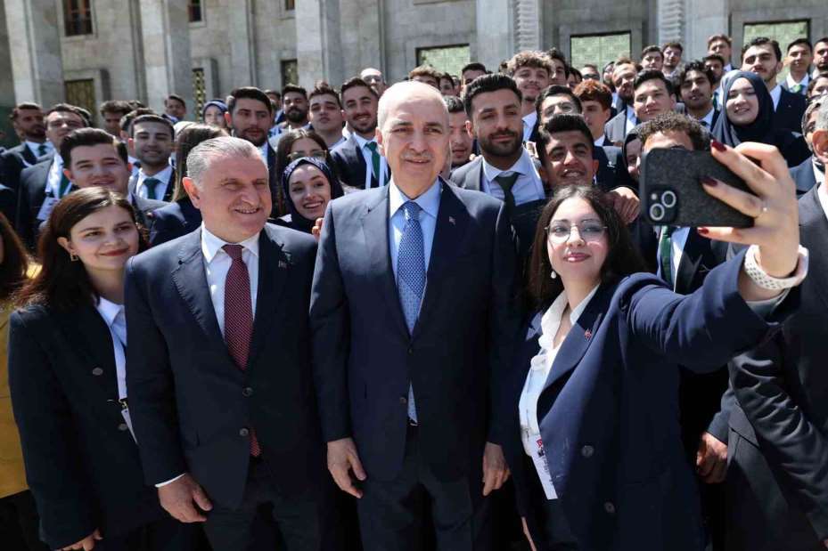 Bakan Bak, temsilci gençlerle meclisi ziyaret etti