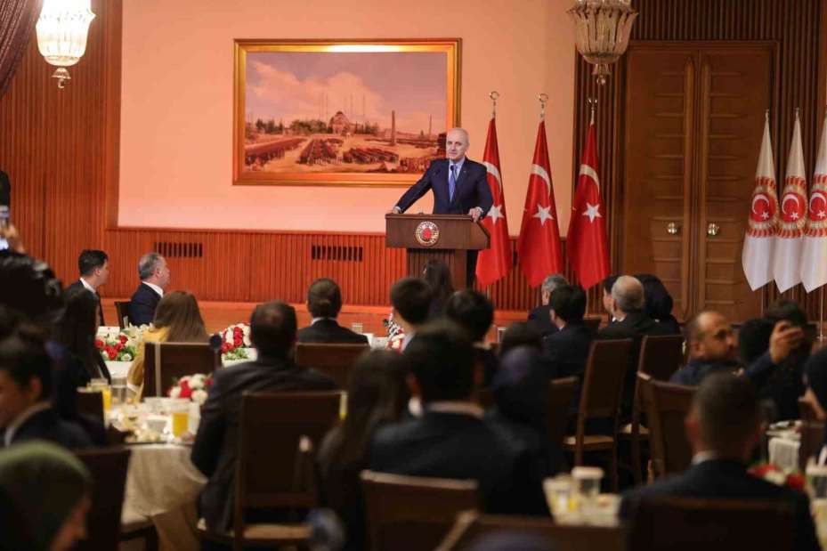Bakan Bak, temsilci gençlerle meclisi ziyaret etti