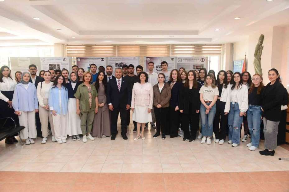 Eczacılık Fakültesi’nde ’Topluma Hizmet Uygulamaları’ dersi çerçevesinde sergi açıldı