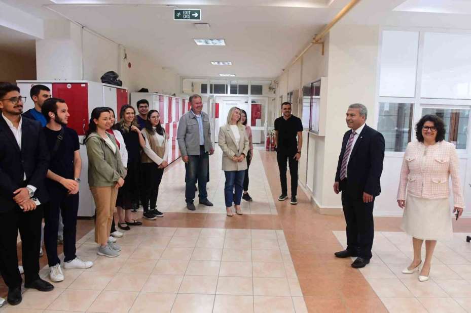 Eczacılık Fakültesi’nde ’Topluma Hizmet Uygulamaları’ dersi çerçevesinde sergi açıldı