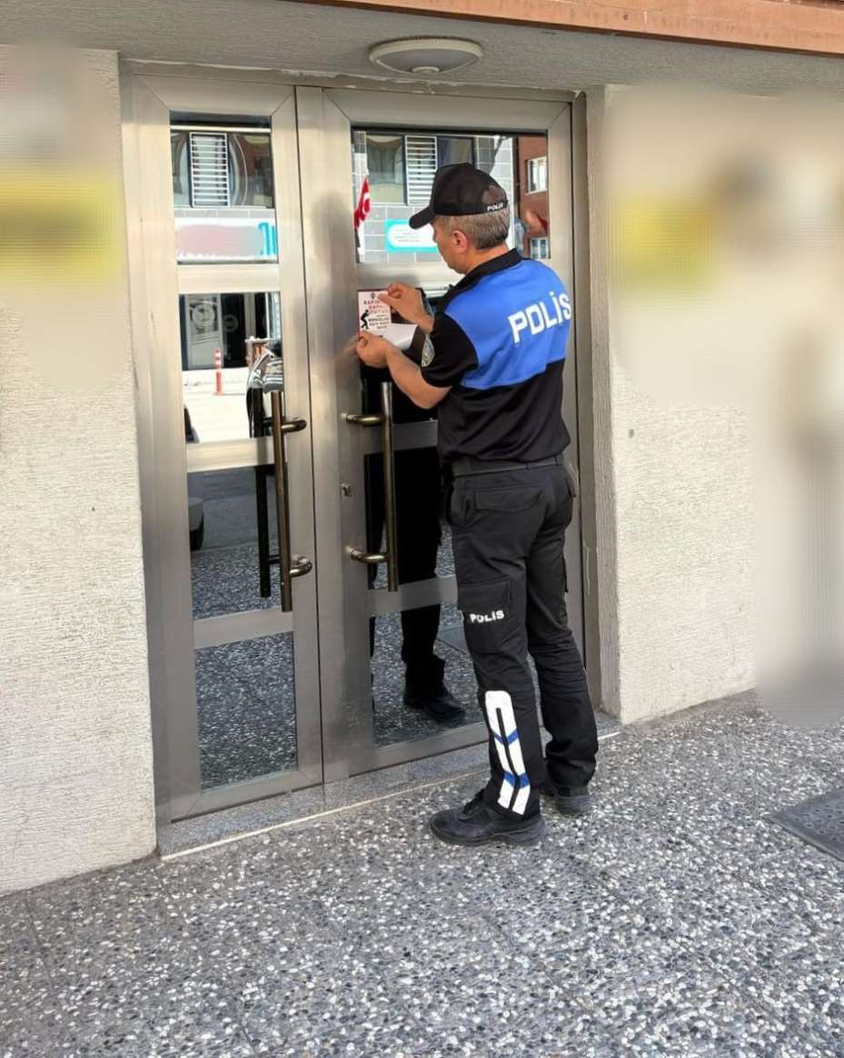 Binaların giriş kapılarına binlerce ’Hırsızlık Açık Kapı Sever’ isimli etiket yapıştırıldı