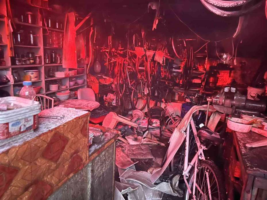 (ÖZEL) Kanser olan arkadaşı için baktığı dükkan alevler içinde kaldı