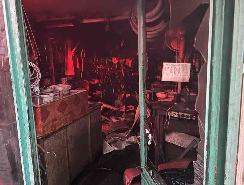 (ÖZEL) Kanser olan arkadaşı için baktığı dükkan alevler içinde kaldı
