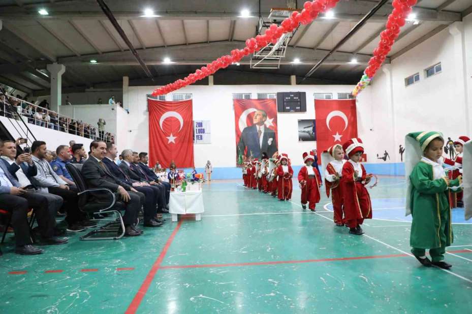 Minikler Kuran kursu mezuniyet sevinci yaşadı