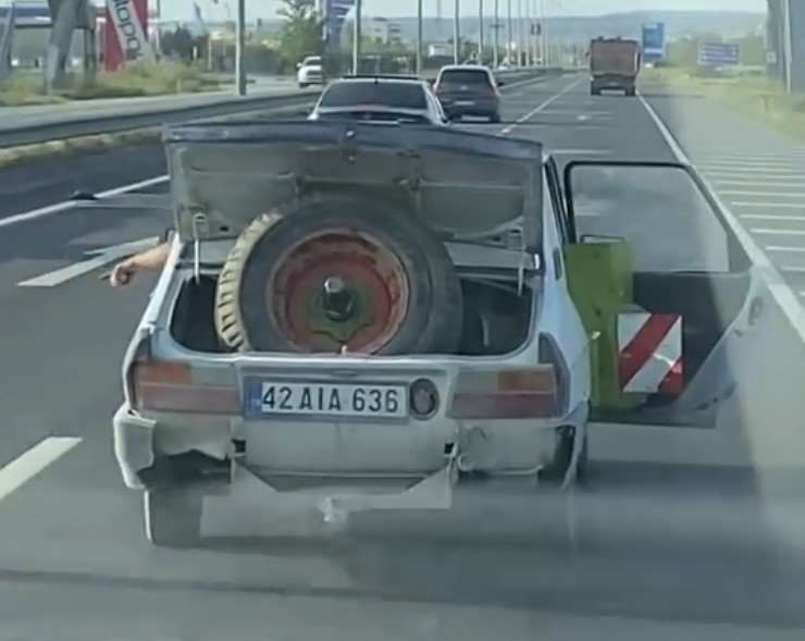 Karayolunda bagaj ve kapısı vaziyette seyretti