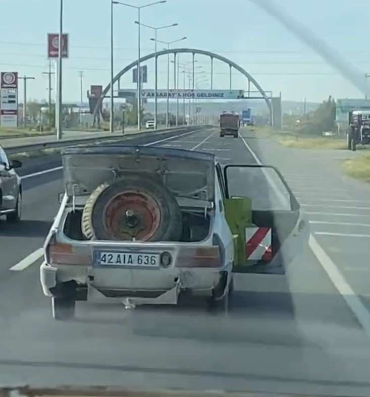 Karayolunda bagaj ve kapısı vaziyette seyretti