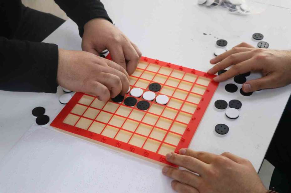 Dokuntaş ile görme engellilerin önündeki bir engel daha kalktı