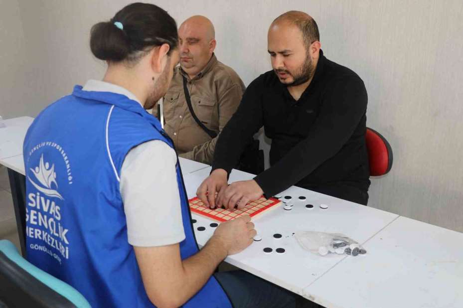 Dokuntaş ile görme engellilerin önündeki bir engel daha kalktı