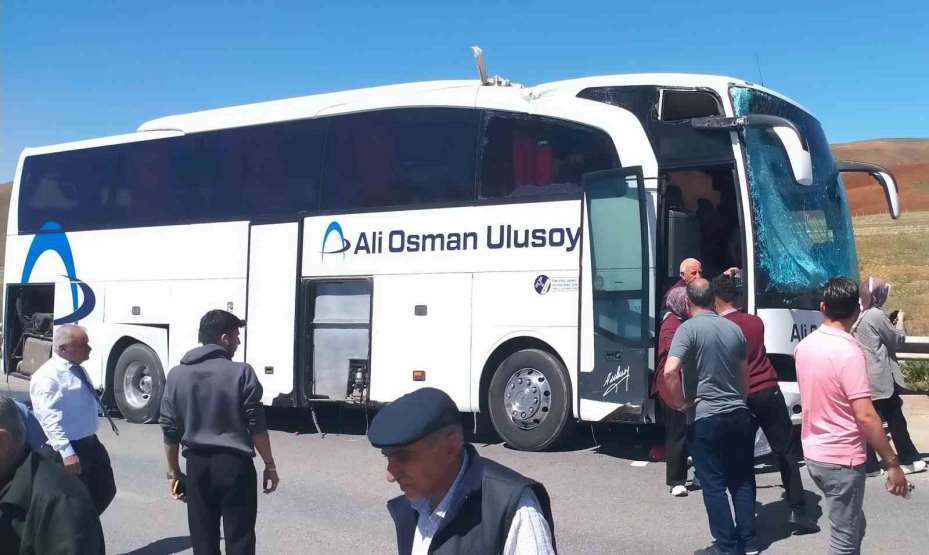 Yolcu otobüsü EDS direğini devirip karşı şeride geçti: 2 yaralı