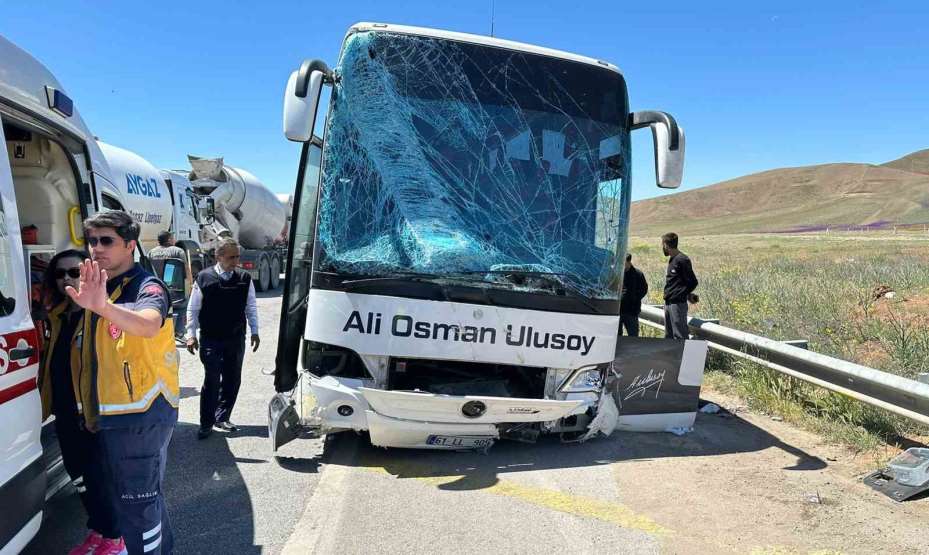 Yolcu otobüsü EDS direğini devirip karşı şeride geçti: 2 yaralı