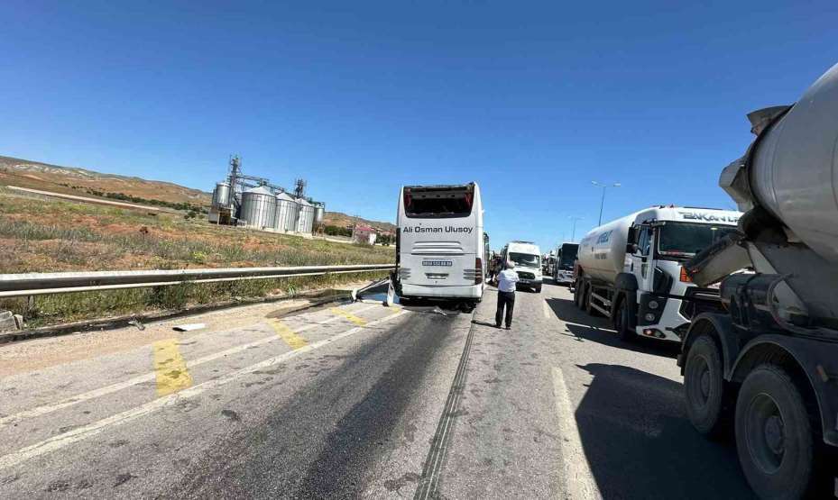 Yolcu otobüsü EDS direğini devirip karşı şeride geçti: 2 yaralı