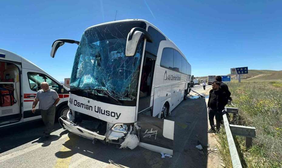 Yolcu otobüsü EDS direğini devirip karşı şeride geçti: 2 yaralı