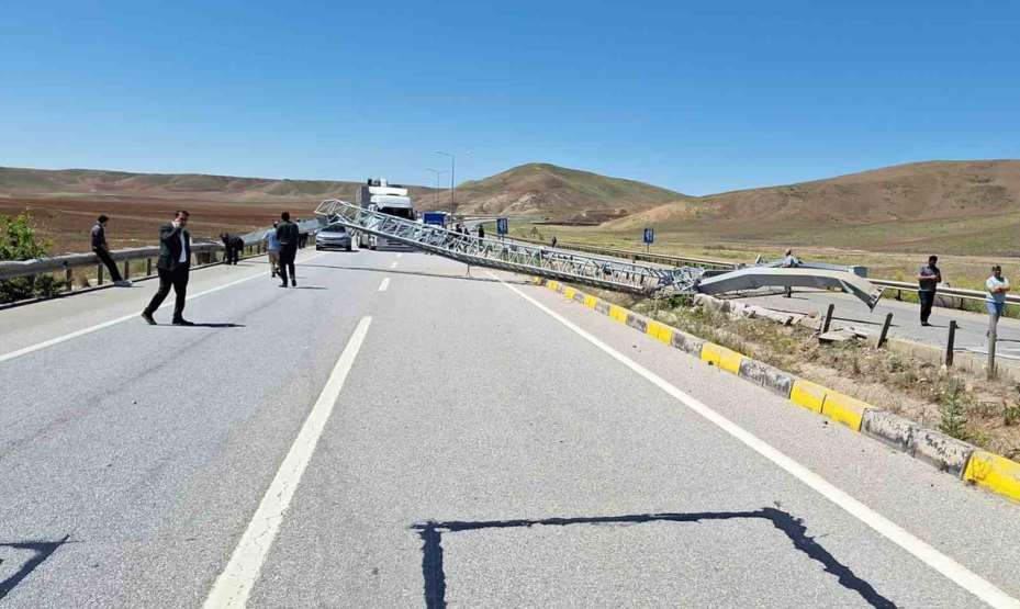 Yolcu otobüsü EDS direğini devirip karşı şeride geçti: 2 yaralı