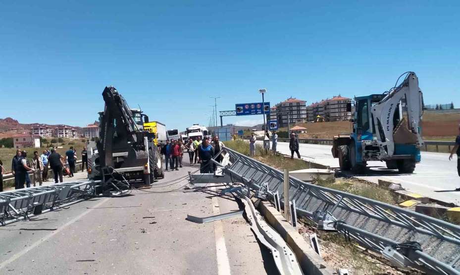 Yolcu otobüsü EDS direğini devirip karşı şeride geçti: 2 yaralı