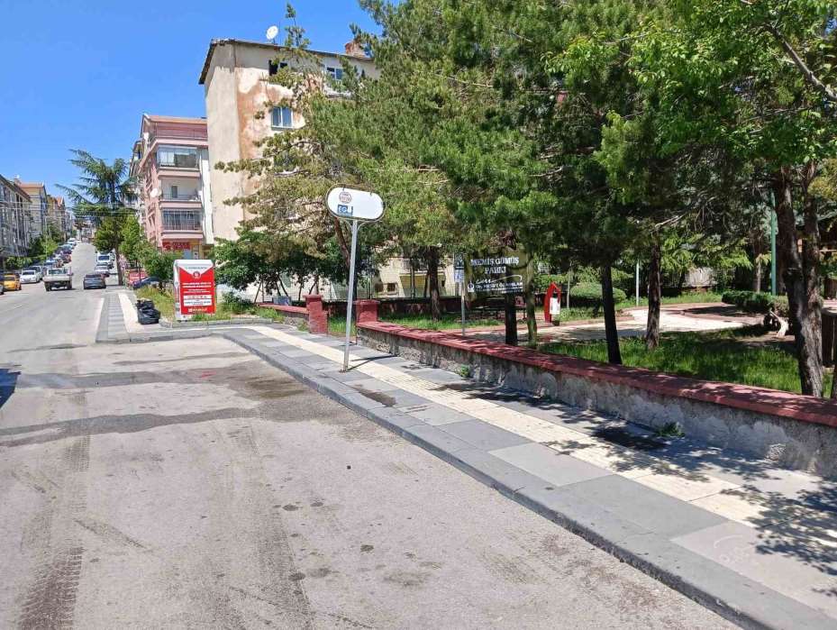 Silahlı kavganın ortasında kalan yaşlı kadın ayaklarından yaralandı