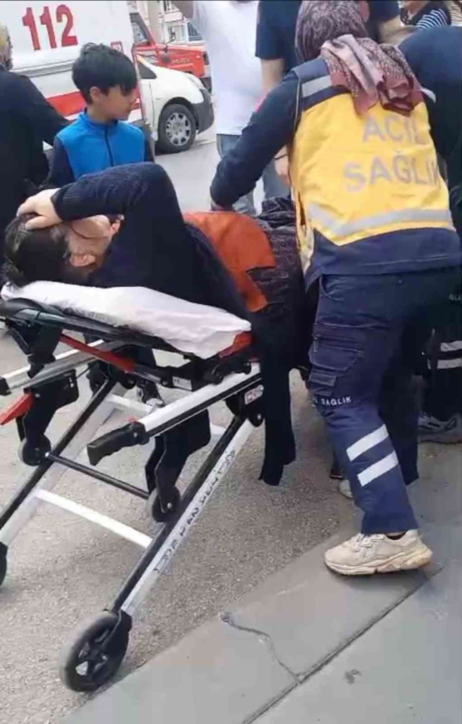 Silahlı kavganın ortasında kalan yaşlı kadın ayaklarından yaralandı