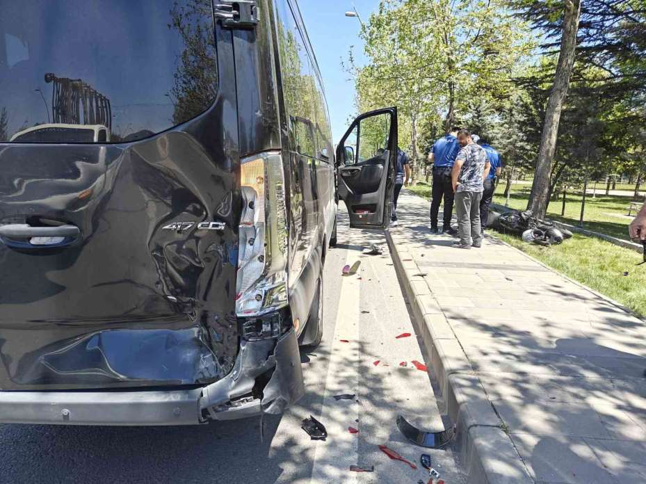 Motosiklet servise çarptı: 2 yaralı