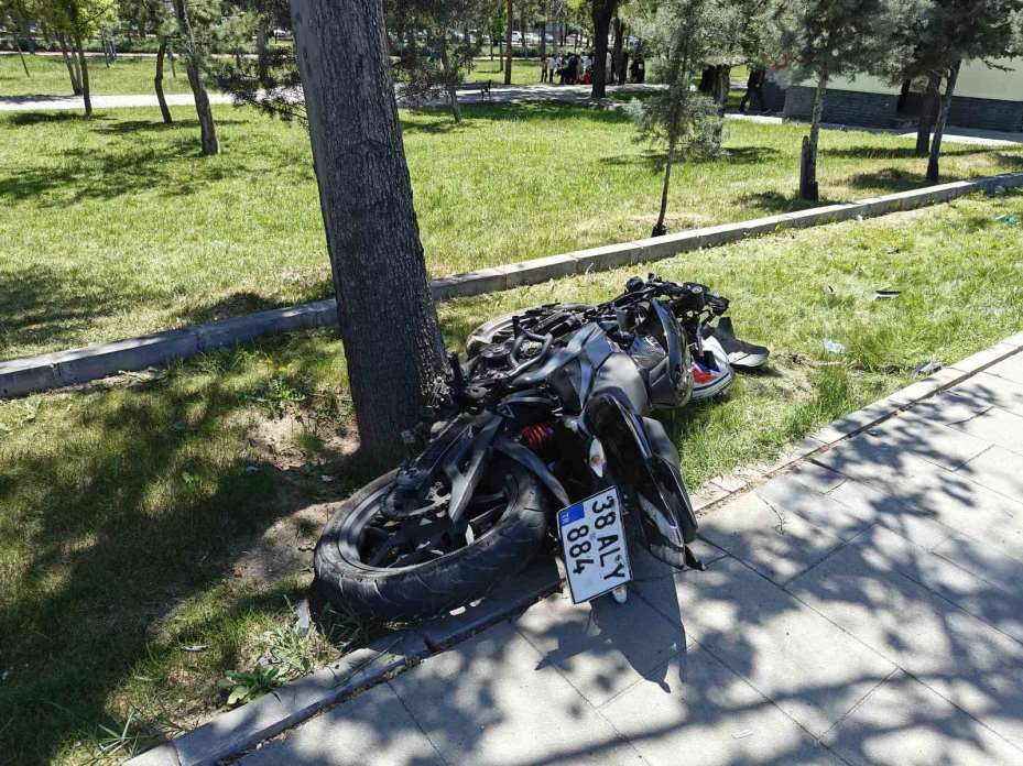 Motosiklet servise çarptı: 2 yaralı