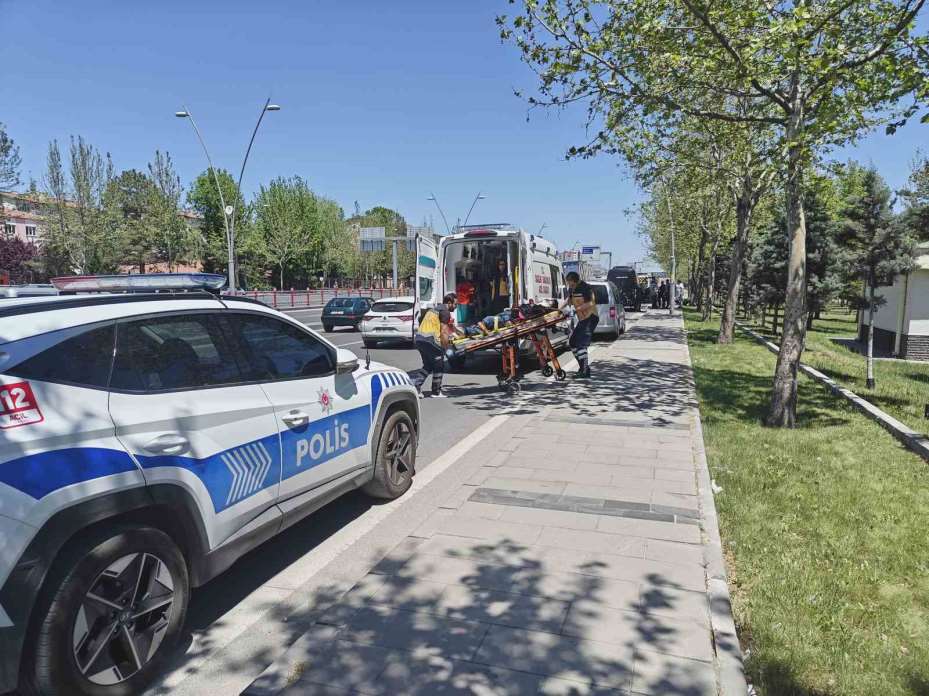 Motosiklet servise çarptı: 2 yaralı