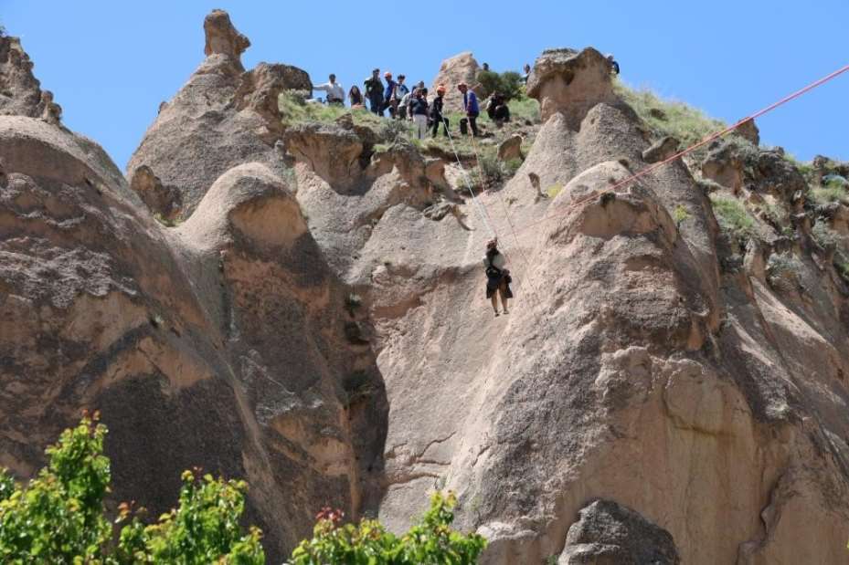 Kapadokya’da sıcak hava balonu peri bacalarının üzerine güvenli iniş yaptı: Turistler kurtarıldı