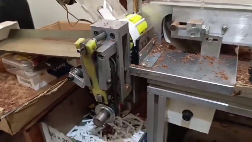 Kaçak sigaraları sararken yakalandılar