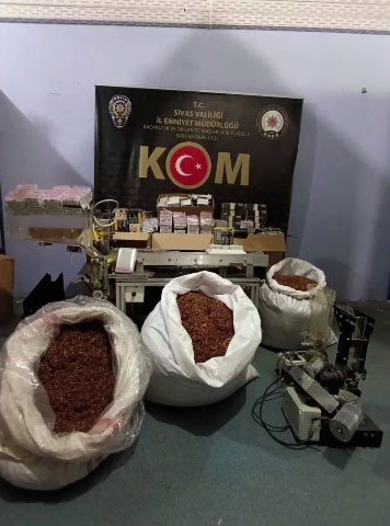 Kaçak sigaraları sararken yakalandılar