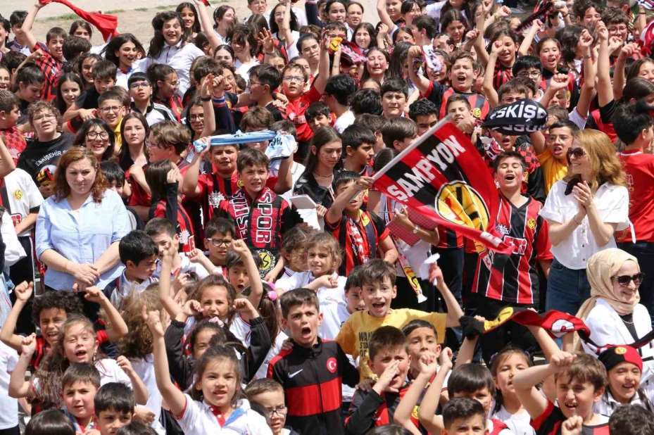 Eskişehirspor futbolcuları öğrencilerle buluştu