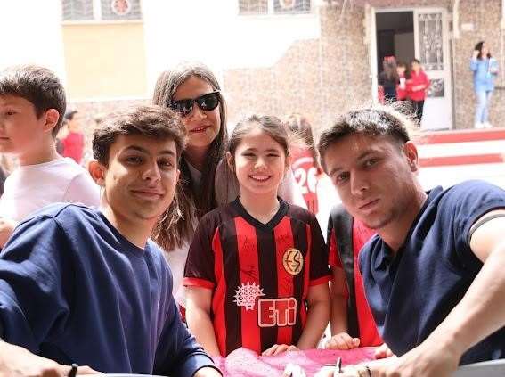 Eskişehirspor futbolcuları öğrencilerle buluştu